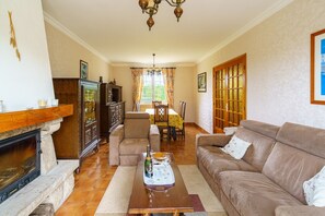 Televisión, chimenea y estéreo 