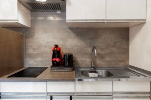 Fridge, microwave, oven, coffee/tea maker