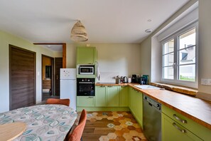 Fridge, microwave, oven, dishwasher - La Maison Vert-Émeraude - Proche sentier randonnée (Férel)