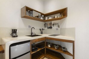 ثلاجة، ميكروويف، موقد طهي مسطح، ماكينة لصنع القهوة/الشاي