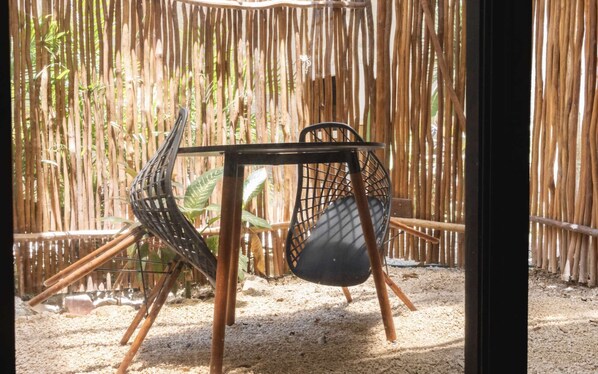 المنطقة المحيطة بالمنشأة