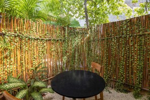 屋外ダイニングエリア