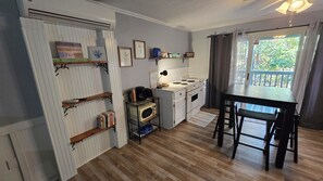Fridge, microwave, oven, stovetop - Lake Escape Getaway (Fairfield Bay)