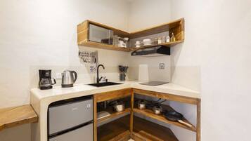 Fridge, microwave, stovetop, coffee/tea maker