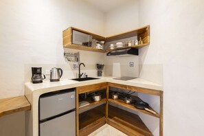 ثلاجة، ميكروويف، موقد طهي مسطح، ماكينة لصنع القهوة/الشاي