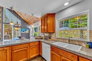 Fridge, microwave, oven, stovetop - Alpine Bear Cabin in Serene Lakes (Norden)