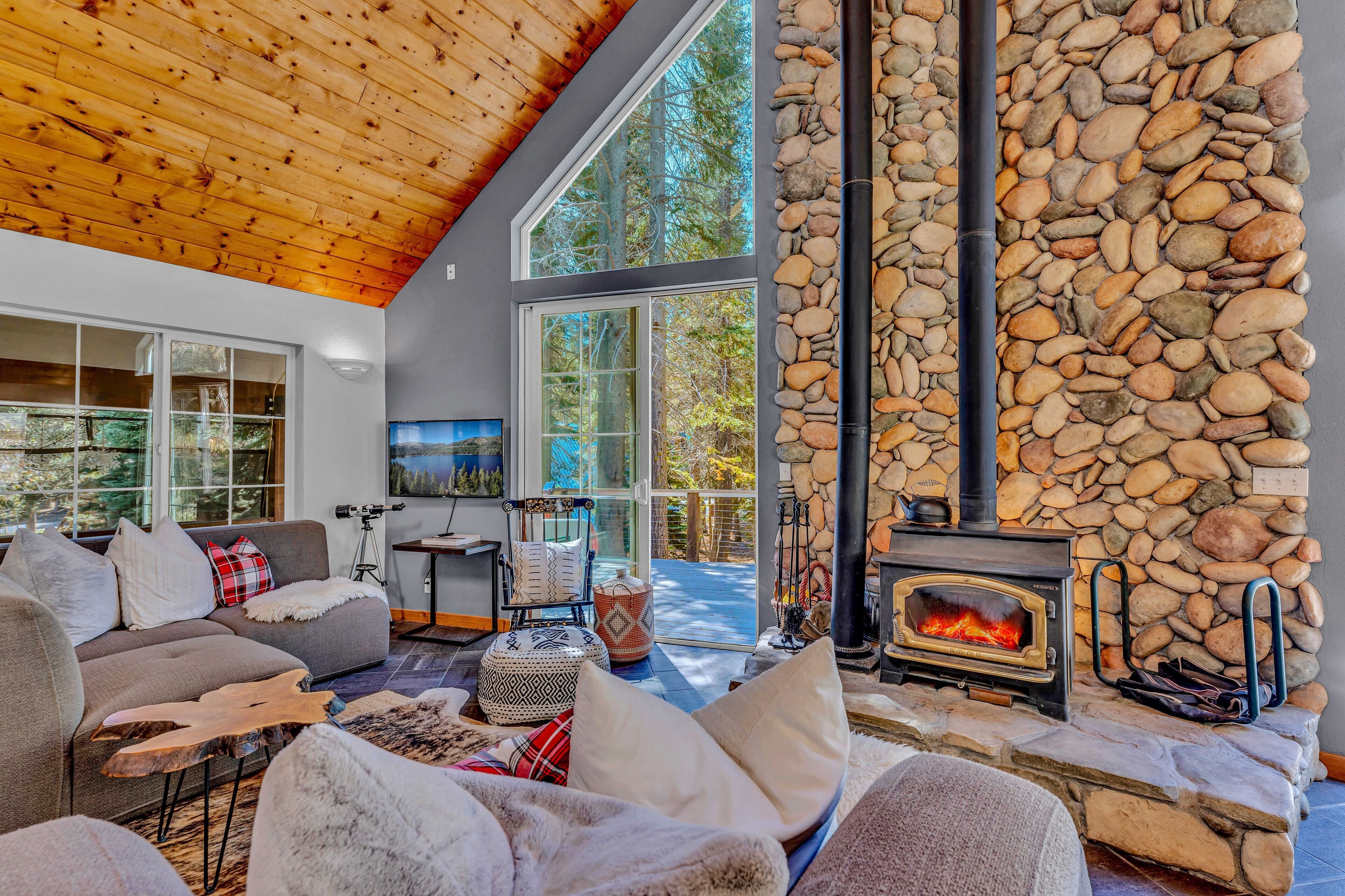 Televisio, takka, kirjoja