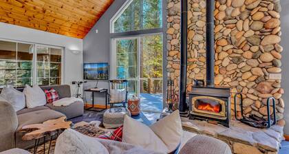 Alpine Bear Cabin in Serene Lakes with 6 beds!