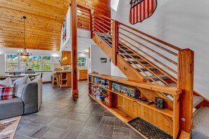 TV, fireplace, books - Alpine Bear Cabin in Serene Lakes (Norden)
