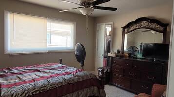 4 bedrooms, iron/ironing board, WiFi, bed sheets