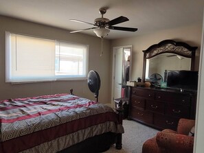 4 عدّة غرف ن�وم ومكواة/لوح كي وواي فاي وملاءات أسرّة