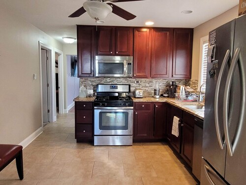 Upscale 4-Bedroom Home by Chicago Dining, Shops, & Hospitals