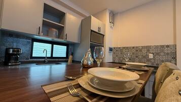 Fridge, oven, stovetop, coffee/tea maker