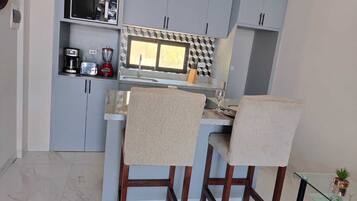 Fridge, oven, stovetop, coffee/tea maker