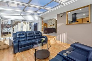 TV, fireplace, offices - Acreage | 3 King Beds + Ensuites | Fireplace | AC (Calgary)