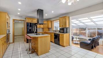 Réfrigérateur, four à micro-ondes, un four, surface de cuisson