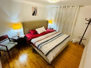 4 bedrooms, iron/ironing board, WiFi, bed sheets
