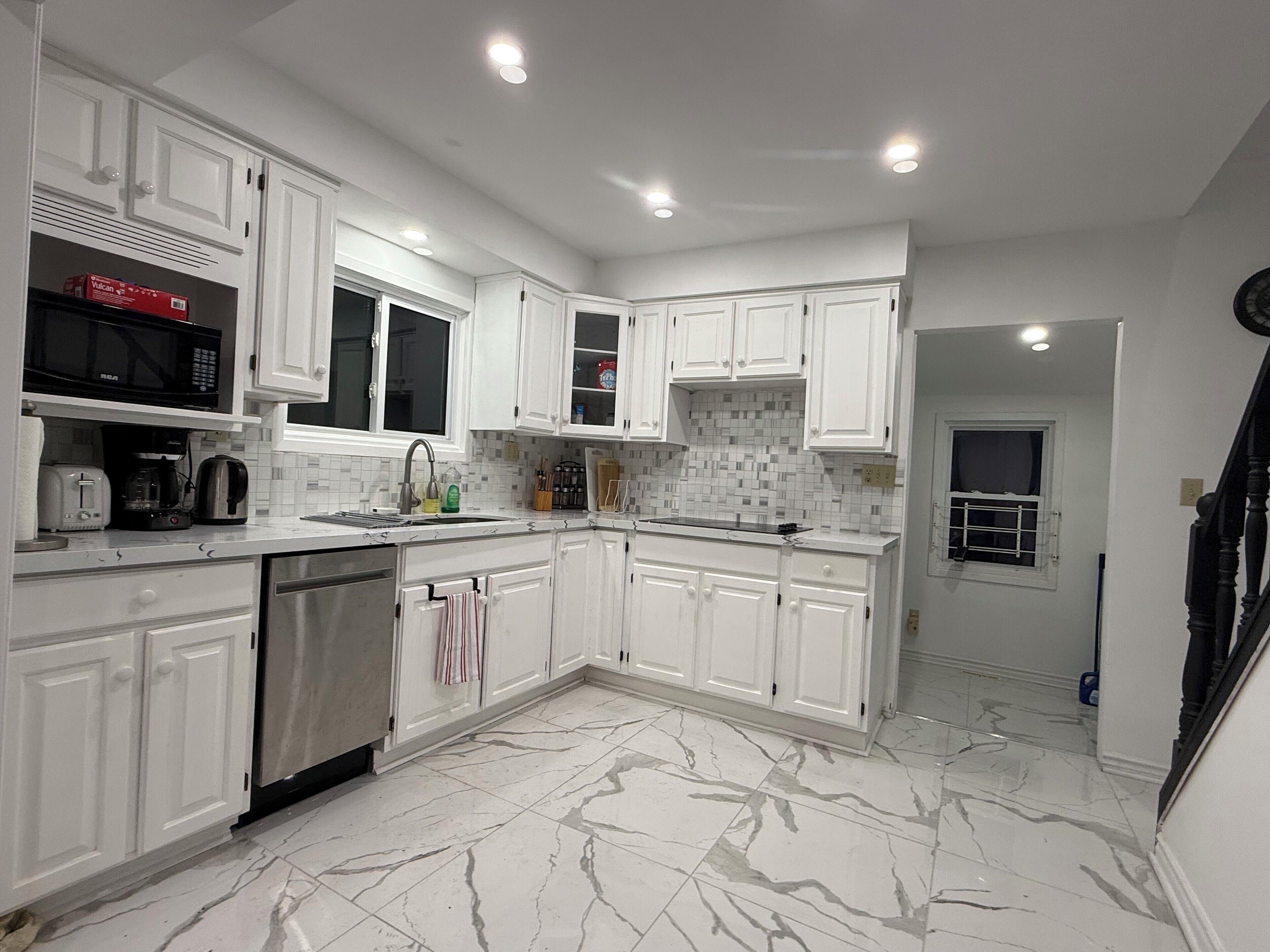 Réfrigérateur, micro-ondes, plaque de cuisson, lave-vaisselle