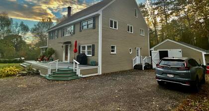 Romantic Coastal Escape near Harbor