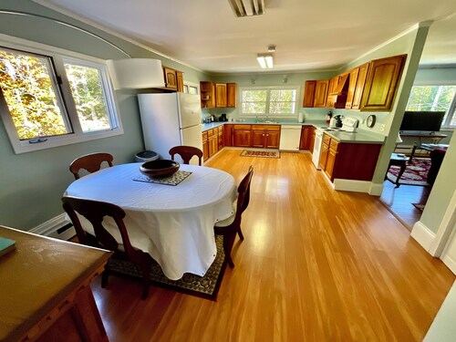 Romantic Coastal Escape near Harbor