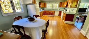 Romantic Coastal Escape near Harbor