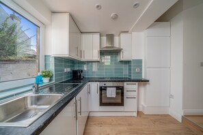 Fridge, microwave, oven, stovetop - Elegant 1Br Flat w/Private Garden Nr Station (London)
