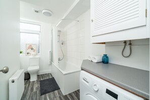 Hair dryer - Excellent 2Br Flat, Wood Green, Nr Tube (London)