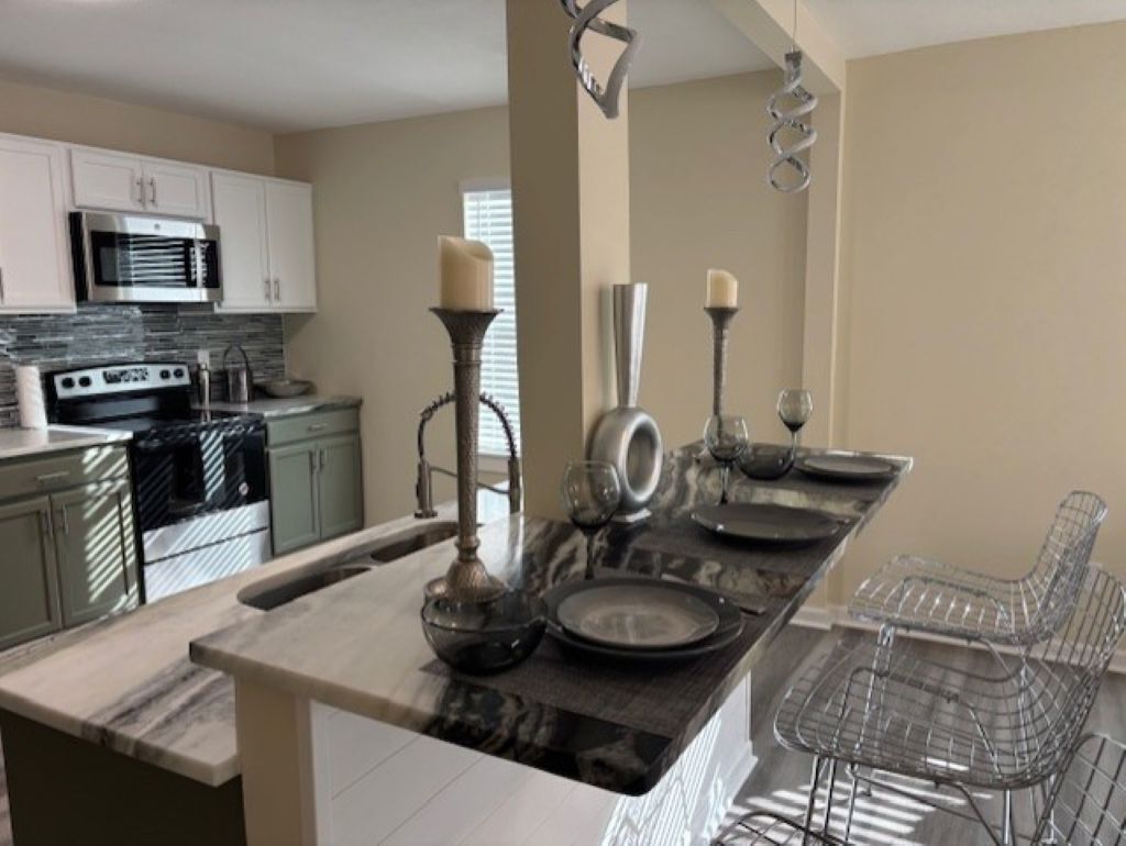 Kjøleskap, mikrobølgeovn, ovn og kokeplater