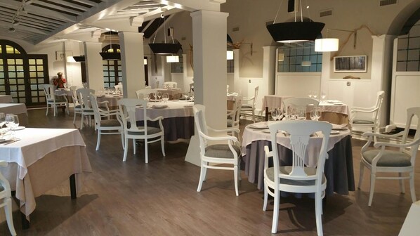 Dining - Castillo Hotel (Olaberria)