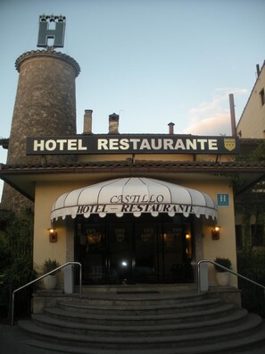 A hotel with a stone tower and a sign reading 'HOTEL RESTAURANTE.' - Castillo Hotel (Olaberria)