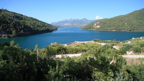 A lake surrounded by forested hills. - Campillo Apartamentos Rurales (La Iruela)