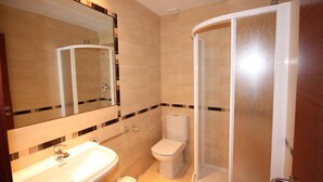 A bathroom with a sink, toilet, and shower. - Campillo Apartamentos Rurales (La Iruela)