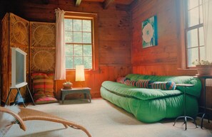 Smart-tv, een open haard en boeken