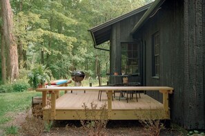 Outdoor dining - Creekside Catskills Cabin (Middleburgh)
