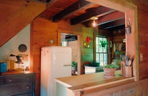 Een koelkast, een oven, een kookplaat, een vaatwasser