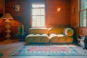 Smart TV, fireplace, books - Creekside Catskills Cabin (Middleburgh)