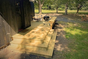 Outdoor dining - Creekside Catskills Cabin (Middleburgh)