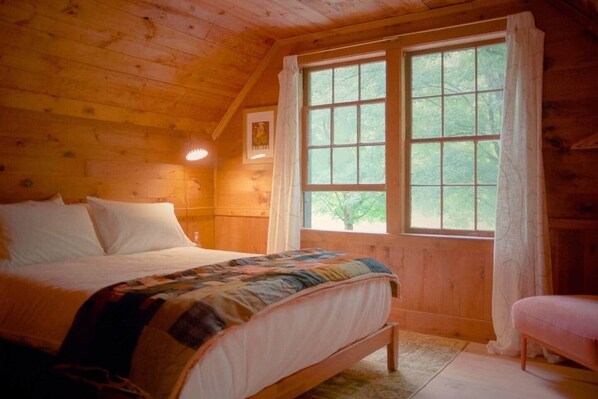 2 bedrooms, desk, iron/ironing board, free WiFi - Creekside Catskills Cabin (Middleburgh)