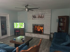 Smart-TV, Kamin, Videospiele, Bücher