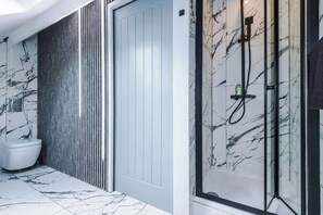 Shower, hair dryer, shampoo - Incredible Home, Games Room, Sleeps 8, Parking Inc (Cheshire West and Chester)