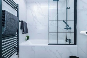 Dusche, Haartrockner, Shampoo