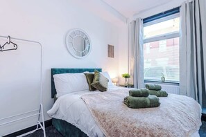 Iron/ironing board, travel cot, free WiFi, bed sheets - 3 Bed Home | Sleeps 8 | Parking | Near City Centre (Greater Manchester)