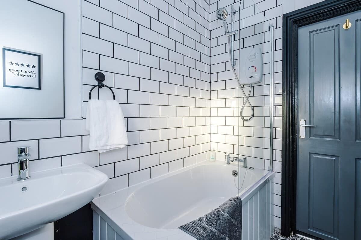 Een douche, een haardroger, shampoo
