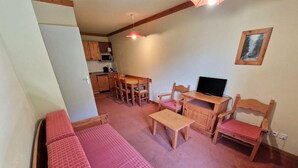 Unclassified image, 3 of 12, button - Ski-in/ski-out & foot of the slopes, 3rd floor, view mountain, balcony, tv, ski locker, 28m² (Valfréjus)
