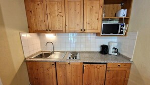 Unclassified image, 2 of 12, button - Ski-in/ski-out & foot of the slopes, 3rd floor, view mountain, balcony, tv, ski locker, 28m² (Valfréjus)