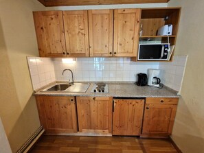 Wasserkocher mit Kaffee-/Teezubehör, Kühlschrank, Mikrowelle