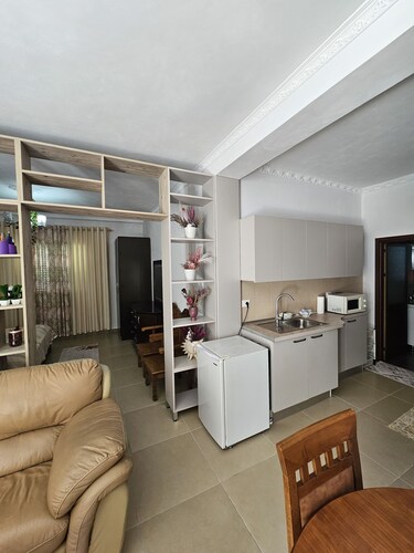 Green Oasis Apartment near Dajti Cable Car & Bunk’Art – Peaceful Stay in Tirana