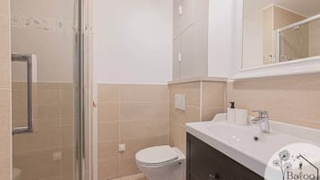 Sèche-cheveux, serviettes fournies