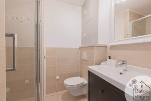 Sèche-cheveux, serviettes fournies