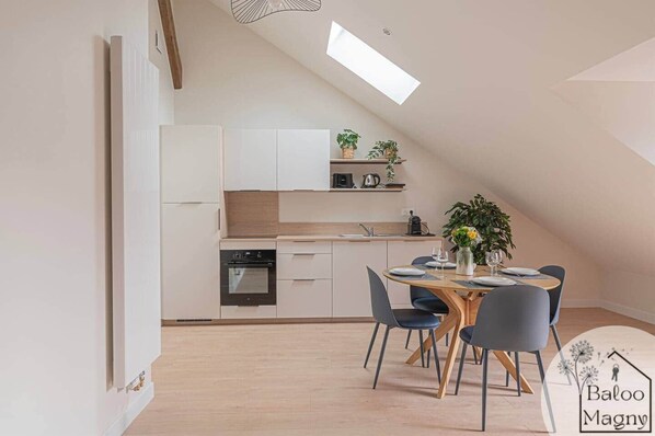 Een koelkast, een magnetron, een oven, een kookplaat